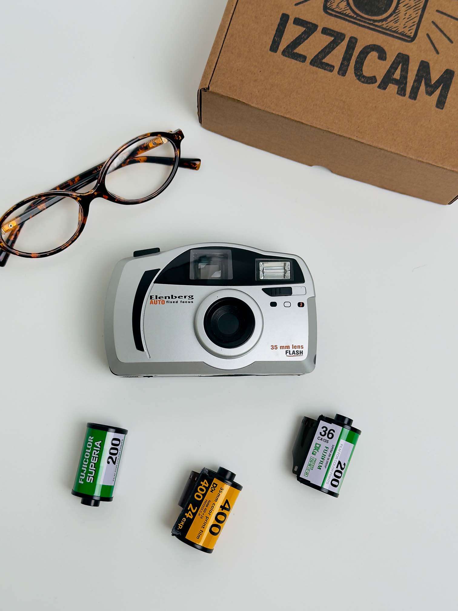 Пленочный фотоаппарат Elenberg 301A, вид спереди