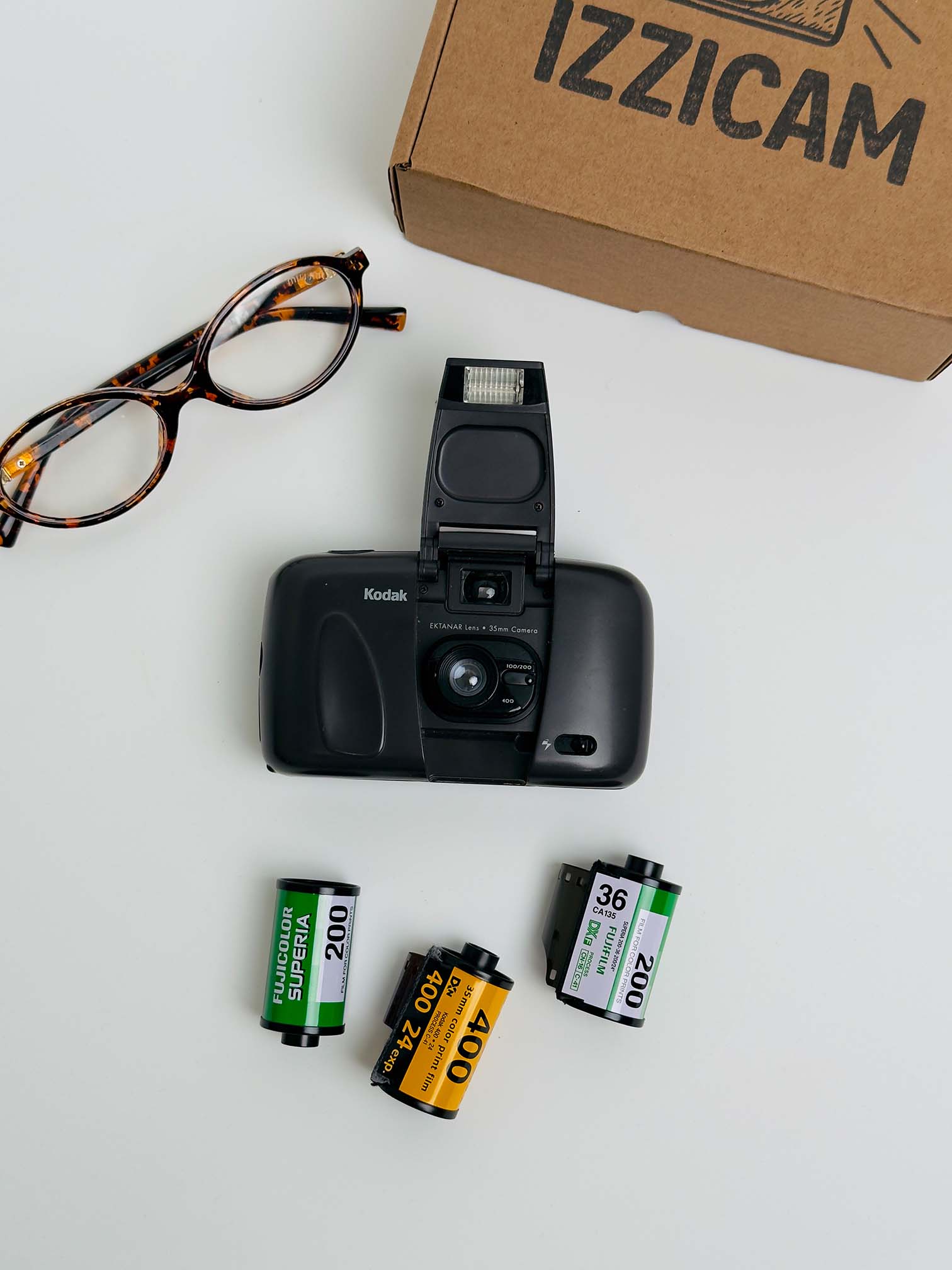 Пленочный фотоаппарат Kodak Cameo EF, вид спереди с открытой вспышкой